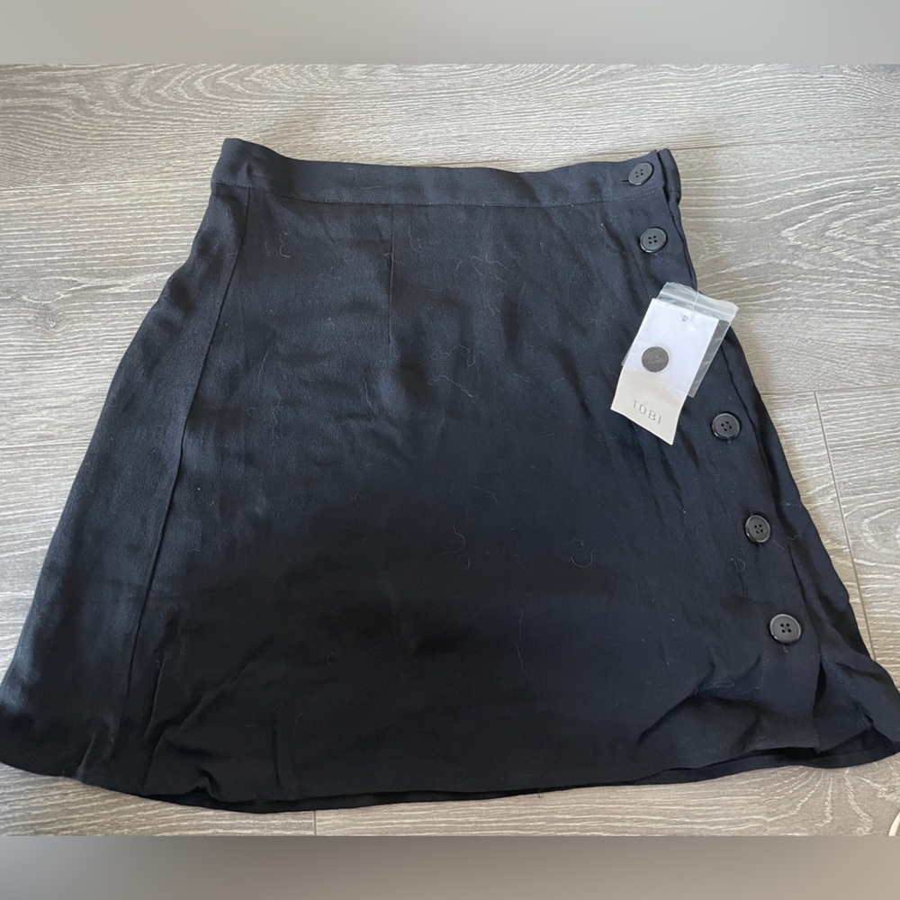 Tobi. Black. Button side skirt